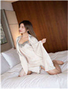 《含紧一点H边做边走女女视频》
